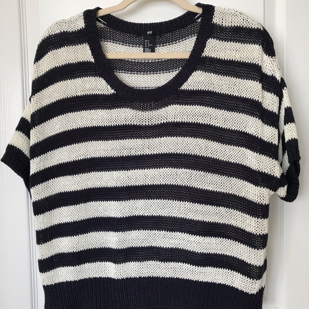 H&M’s Short sleeve sweater, top